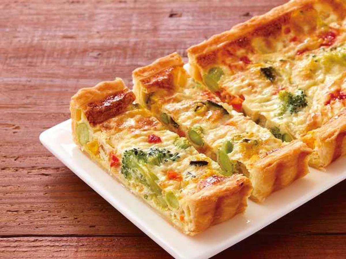 25941x18 【送料無料】 フリーカット ７種の野菜のキッシュ 300g×18袋 味の素冷凍食品