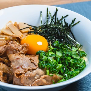 夏バテ防止にはスタミナ食材が入った「まぜそば」がおすすめ！相性抜群のスタミナ商品もご紹介