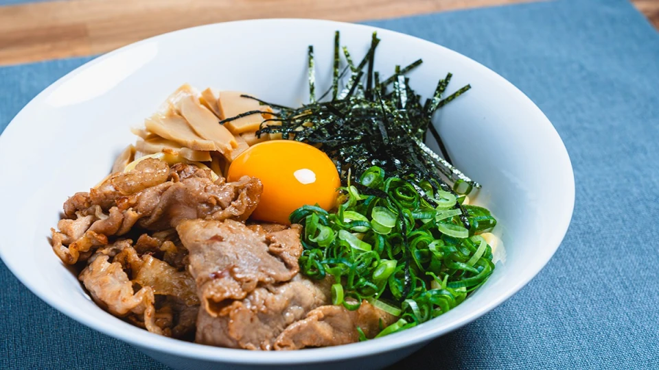 夏バテ防止にはスタミナ食材が入った「まぜそば」がおすすめ！相性抜群のスタミナ商品もご紹介