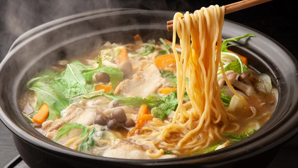 冷凍ラーメンは煮込みがおいしい！鍋でプロの味を再現する簡単3ステップ